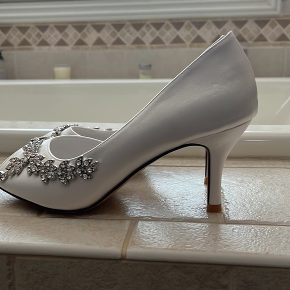 Elegant White Peep-Toe Heels with Crystal Embellishments - Picture 2 of 6